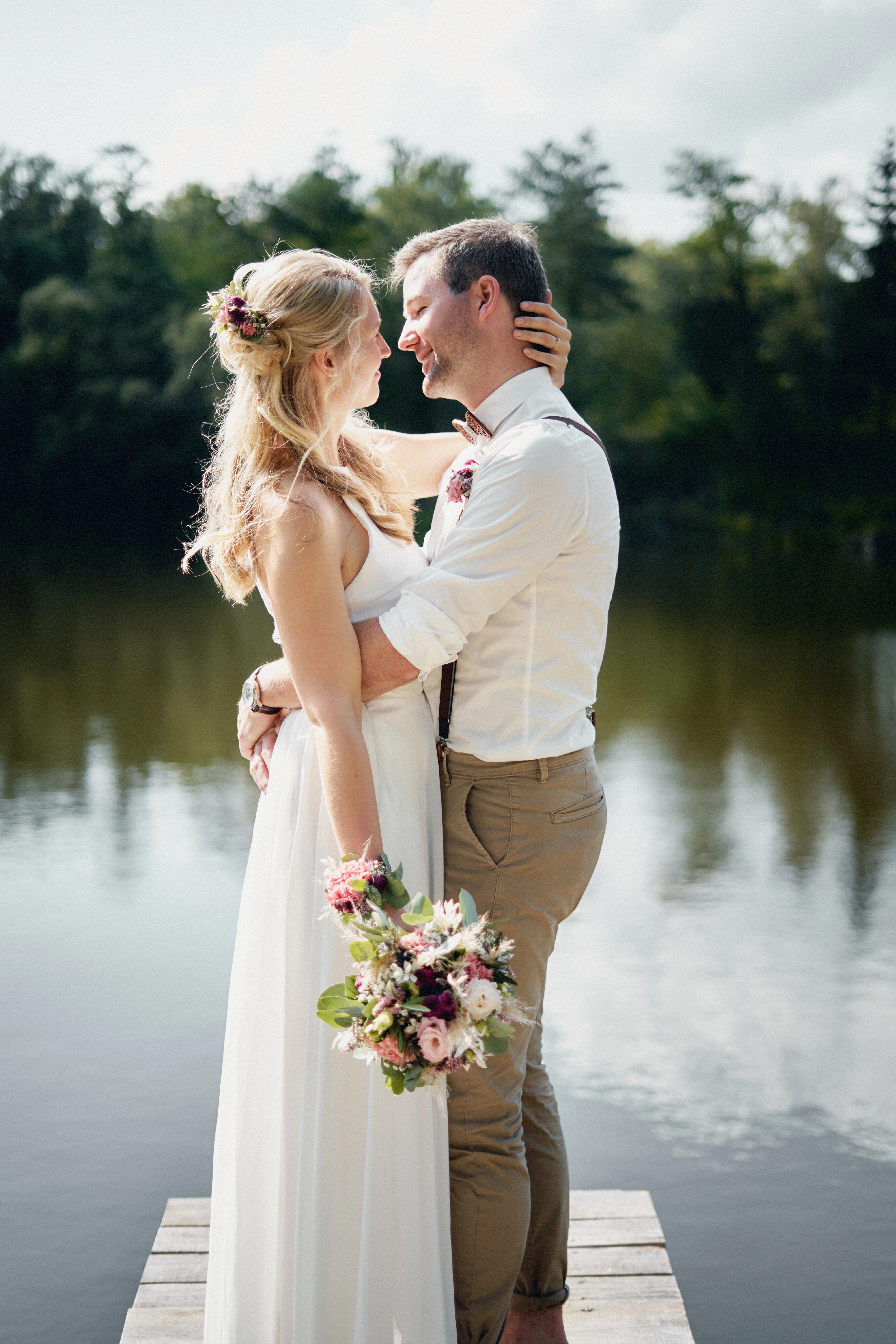 Brautpaar Kuss am See – Hochzeitsfotograf München