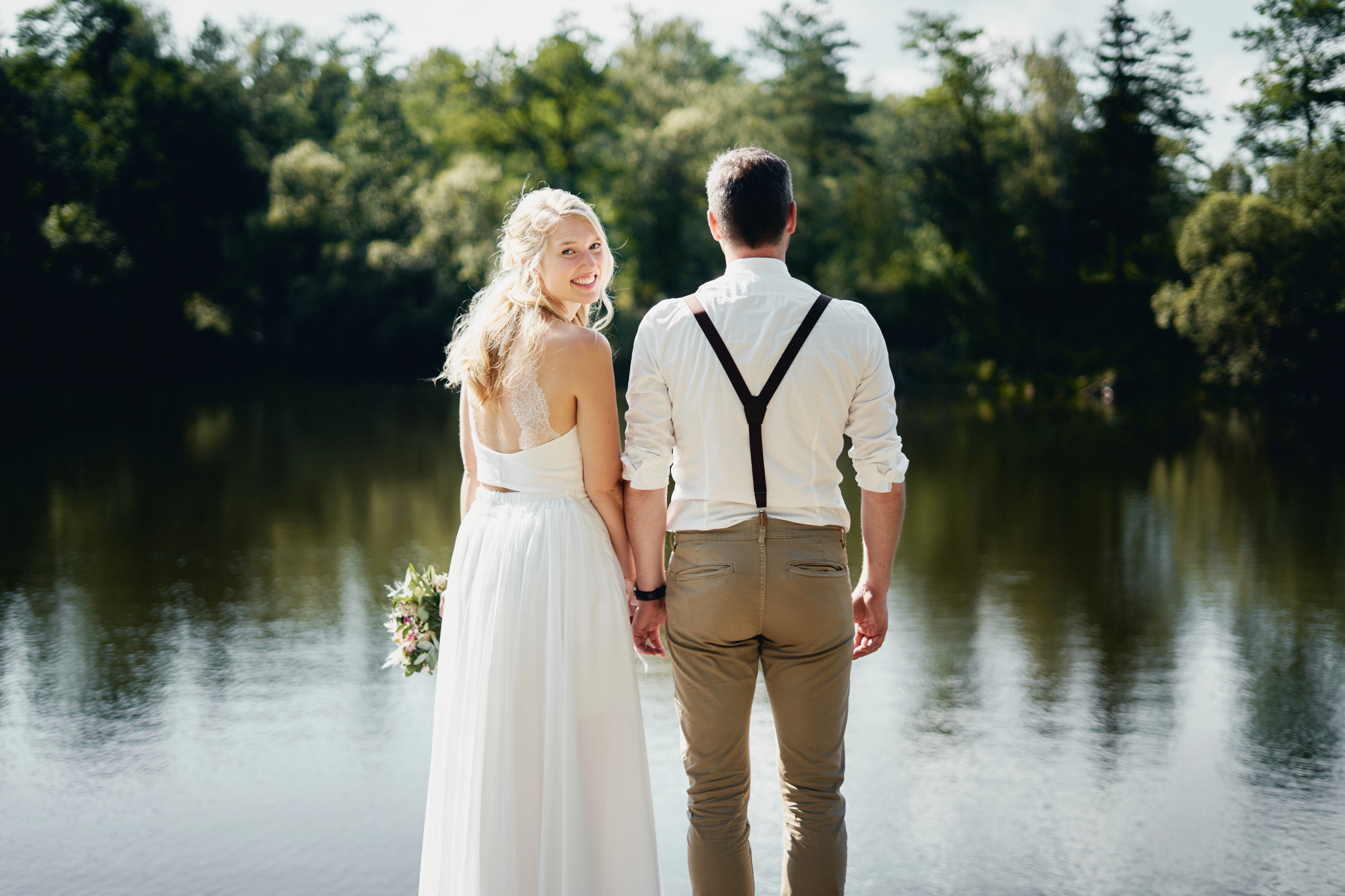 Brautpaar am See – Hochzeitsfotografie Bayern